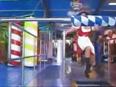 Bărbatul cu părul lung relaxează superba latină filmexxx cu negrii prin masaj și sex
