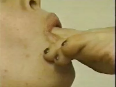 MILF filmexxx cu masaj o vede pe fiica vitregă sugând penis și se alătură iubiților în pat
