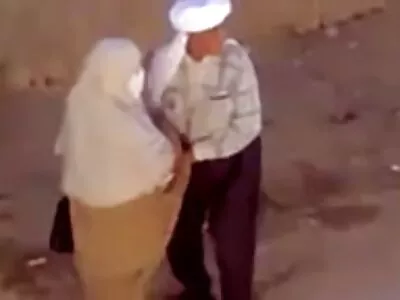 Fată slabă cu ochelari frumos înnegriți peste tot patul filmexxx xxx spațios