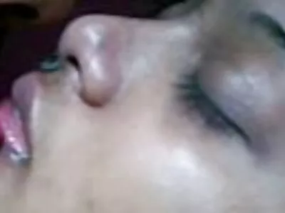 Bruneta strânsă este împărțită de filmexxx gratis doi domni