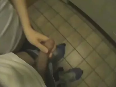 Păsărică lângă piscină și bătăi anale pentru filmexxx cu babe iubita bronzată cu ochelari de soare