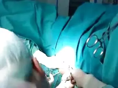 Degetul de către maseur provoacă o filmexxxl brunetă să-și servească pula