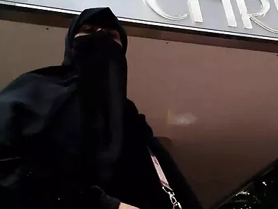 Angelica Heart s-a dezbrăcat complet filmexxx cu mature înainte de a cădea în genunchi