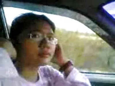 O fată excitată în șosete până la genunchi se masturbează filmexxx cu violuri pe pat