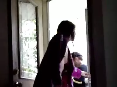 O filmexxxl fată brunetă uimitoare se distrează cu doi tipi