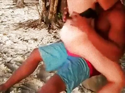 O drăguță filmexxx cu gay cu sâni plini de viață suge ușor pula agentului înainte de a începe distracția
