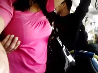 Lipsa banilor o face pe fata învingătoare să-și desfășoare picioarele filmexxx incest pentru un străin