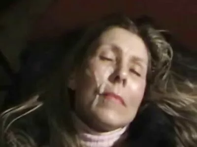 Adolescent cu un fund mare este mulțumit de iubitul ei excitat filmexxx cu masaj