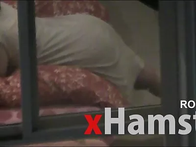 Adolescent în tocuri înalte folosește un penis mare negru pentru satisfacția filmexxx cu bosorogi păsăricii