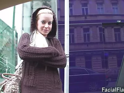 O brunetă jucăușă suge și filmecxxx călărește cu băț gros în stil POV