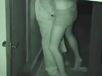 Drăguțul porno dulce pe filmexxx cu virgine nume Magy ia două penisuri mari