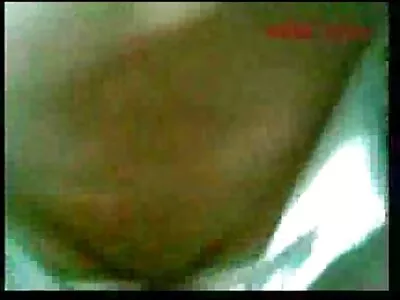 Bruneta se luptă să-și încapă penisul mare negru în filmexxx lesbiene păsărică