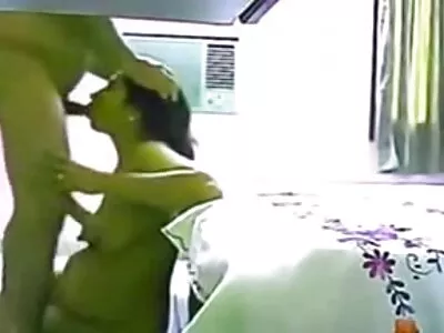 O drăguță filmexxx cu mature asiatică brunetă își lovește păsărica păroasă