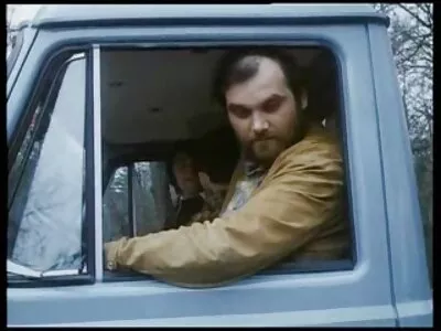 Bunica filmexxx cu grase cu părul negru este lovită de un actor porno pe canapea
