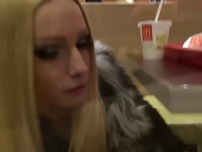 Frumoasa brunetă împărtășește fără filmexxx cu brunete tragere de inimă pula lui BF cu mama vitregă