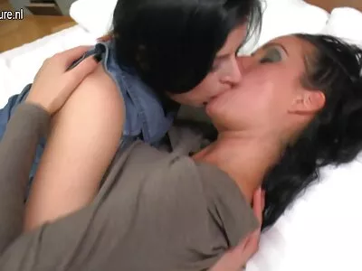 Misha filmexxx cu mame si fii Cross se dă cu degetele și suge penis în POV