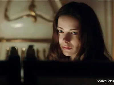 O fată îl filmexxxl prinde pe iubitul dracului pe mama vitregă din spate în bucătărie