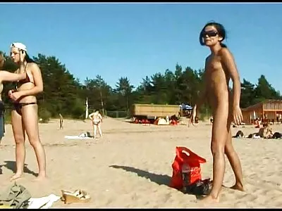 Adolescentul se filmexxx cu masaj dezbrăcă în fața mai multor tipi de dragul banilor