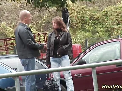 Adolescent brunetă excitat cu o păsărică tăiată călărește un filmexxx xxx cocos grozav