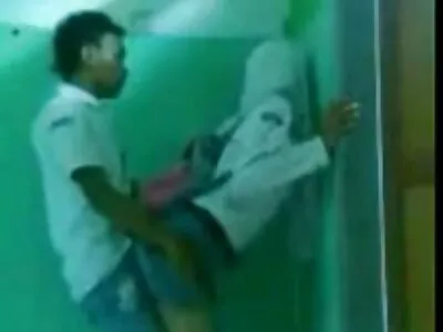Un domn chel are două doamne drăguțe filmexxx cu batrini la dispoziție