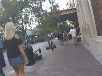 O blondă curvă face muie la filmexxx cu femei mature patru tipi la rând