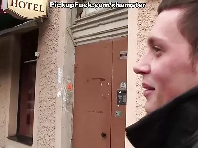 O studentă poftitoare este bătută în cuie de doi tipi tineri filmexxx cu mature în baie