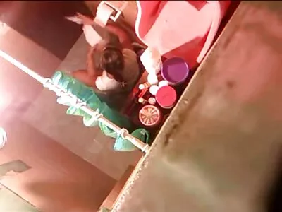O blondă adorabilă în ciorapi negri vrea să călărească un ciocănitor filmexxxlive gros