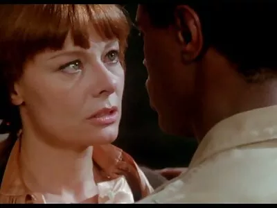 Bănuță cu păr negru și curbe naturale se ocupă de filmexxx cu pule mari două unelte ca un profesionist