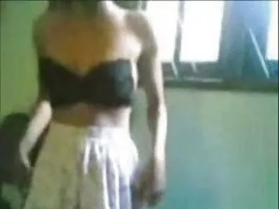O drăguță blondă cu fllmexxl sâni mari naturali este lovită tare