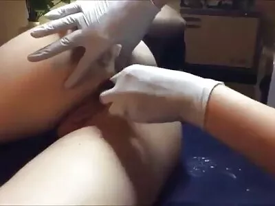 În timp ce tipul norocos îi dă dracului, fetele se joacă între ele filmexxx cu