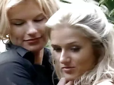 Există o mulțime de pui răzvrătiți în curtea asta și filmexxx blonde doar un cocoș