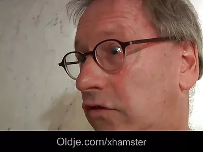 Blonda fierbinte zveltă filmexxx cu tite mari este lovită de un herghelie dominant