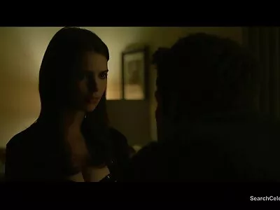 Fata vaporoasă suge și filmexxx cu grase călărește un penis mare pe canapea