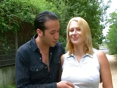 Cântăreață filmexxx cu gay aspirantă de origine latină fută de un vecin pe canapea